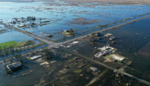 Aérea de área alagada por furacão, alusiva à mudança climática