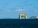 Plataforma de petróleo no meio do mar, alusivo ao campo da Lapa onde estava a Petrobras