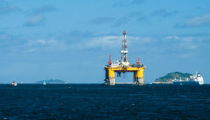 Plataforma de petróleo no meio do mar, alusivo ao campo da Lapa onde estava a Petrobras