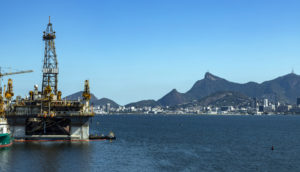 Plataforma de petróleo da Petrobras, que teve sua nota elevada pela Moody's, em mar diante do Rio de Janeiro