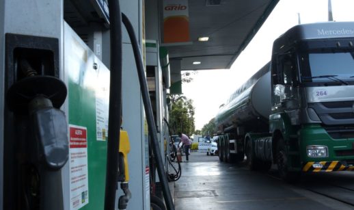 Caminhão-tanque ao lado de bomba de combustível em posto da Petrobras, alusivo à alta do preço do diesel