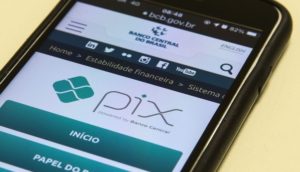 Celular com a tela do serviço Pix, no site do Banco Central, aberta, alusivo às novas modalidades Saque e Troco