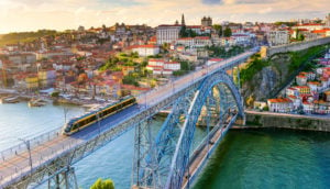 Foto aérea de ponte na cidade do Porto, em Portugal