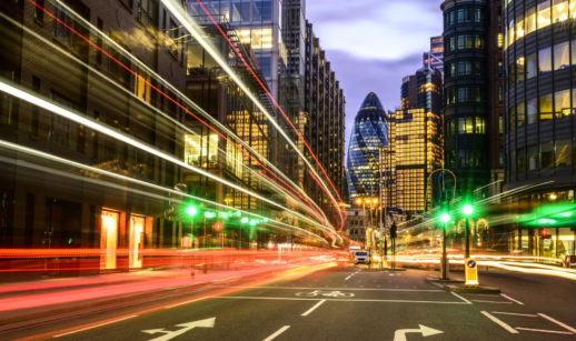 Trânsito com trilha de luz dos carros e o edifício Gherkin, em Londres, ao fundo, alusivo ao Safra Report