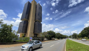 Fachada do Banco Central do Brasil, que divulgou superávit na conta corrente, durante o dia com carro passando ao lado