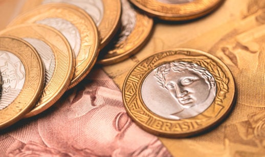 Imagem de cédulas e moedas de real, alusivo ao Tesouro Direto