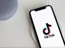 Tela de celular com o logo do Tik Tok em destaque com fundo branco