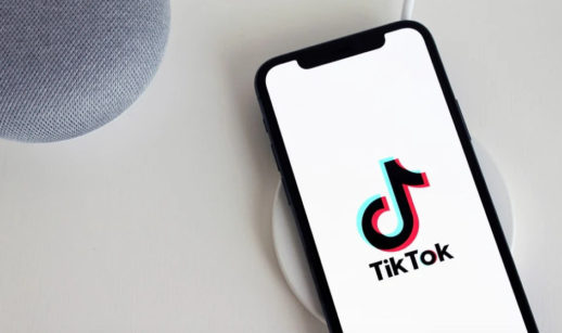Tela de celular com o logo do Tik Tok em destaque com fundo branco