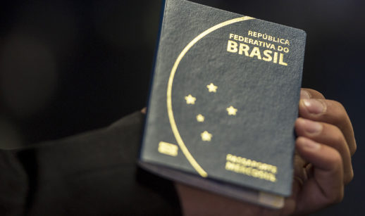 Novo passaporte do Brasil com capa do Mercosul, alusivo ao visto que será concedido a cidadãos do Afeganistão