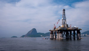 Plataforma de petróleo da Petrobras com o Rio de Janeiro ao fundo, alusivo à entrada da petroleira na carteira de ações com foco em dividendos do Safra em outubro