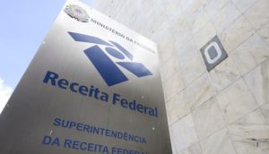 Totem da fachada da Receita Federal do Brasil, alusivo à arrecadação de impostos que consta na agenda econômica