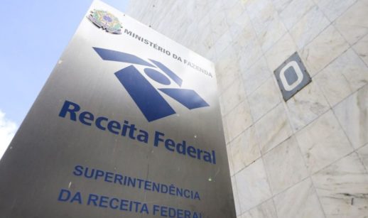 Totem da fachada da Receita Federal do Brasil, alusivo à arrecadação de impostos que consta na agenda econômica