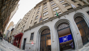 Perspectiva de baixo para cima da sede da B3, em São Paulo, a bolsa de valores brasileira que registrou volume de R$ 34 bilhões em setembro