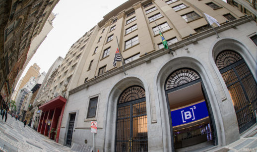 Perspectiva de baixo para cima da sede da B3, em São Paulo, a bolsa de valores brasileira que registrou volume de R$ 34 bilhões em setembro