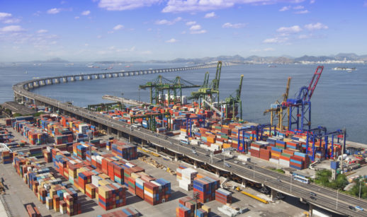 Porto do Rio de Janeiro com a ponte Rio-Niterói em meio ao mar, alusivo ao acordo de tarifa de importação entre Brasil e Argentina