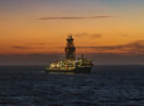 Plataforma de petróleo no mar em meio ao pôr do sol, alusivo às ações da Petrobras que entraram na Carteira ESG do Safra