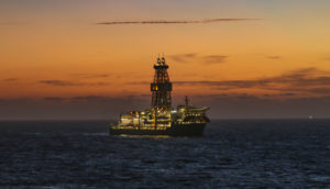 Plataforma de petróleo no mar em meio ao pôr do sol, alusivo às ações da Petrobras que entraram na Carteira ESG do Safra