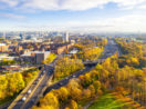 Foto aérea de Glasgow, Escócia, onde será realizada a COP26, da ONU, com destaque para árvores em meio à cidade