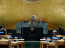Dinossauro discursa em cúpula em campanha da ONU