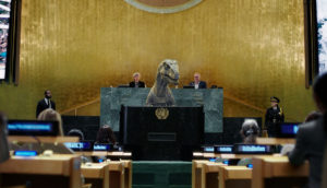 Dinossauro discursa em cúpula em campanha da ONU