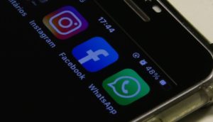 Close de tela de celular com os ícones do Facebook, que foi notificado pelo Procon, WhatsApp e Instagram