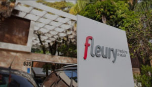 Fachada de unidade de atendimento do Fleury, com destaque para o logo da empresa
