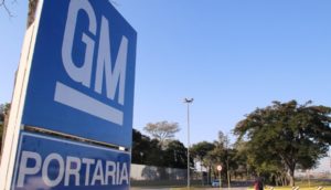 Totem de entrada da portaria da GM, em São José dos Campos, que aplicará lay-off aos funcionários
