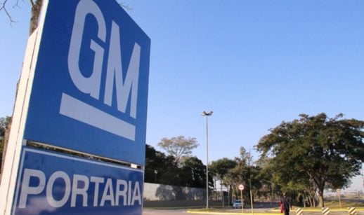 Totem de entrada da portaria da GM, em São José dos Campos, que aplicará lay-off aos funcionários