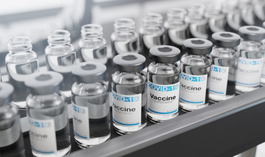 Doses de vacina contra a covid-19 em esteira de produção, alusivo às vendas do produto pela Johnson & Johnson