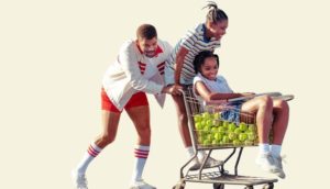 Cartaz oficial do filme "King Richard: Criando Campeãs", que conta história de Venus e Serena Williams, com Will Smith carregando as filhas em carrinho de supermercado com bolinhas de tênis dentro