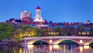 Paisagem da Universidade Harvard, líder do ranking de melhores universidades do mundo, à noite, iluminada