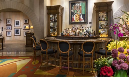 Salão do restaurante Picasso, no Bellagio Hotel, em Las Vegas, com destaque para o bar com uma das obras do pintor na parede