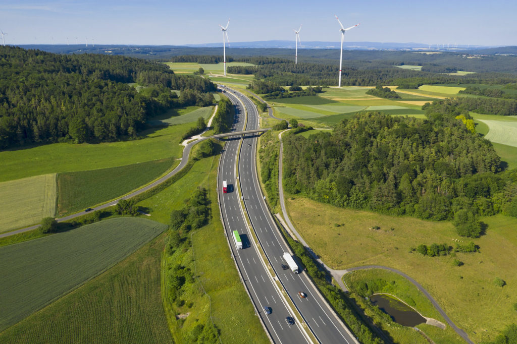Um dos pilares da COP26 prevê o reforço dos estímulos de investimentos em energias renováveis e agilização da mudança para veículos elétricos  | Foto: Getty Images