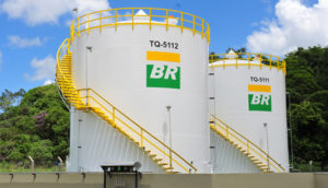 Dois tanques reservatórios de óleo com destaques para o slogan "BR", da Petrobras, alusivo ao vazamento no Paraná