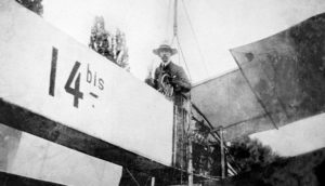 Santos Dumont montado em seu avião 14-Bis, em foto em preto e branco