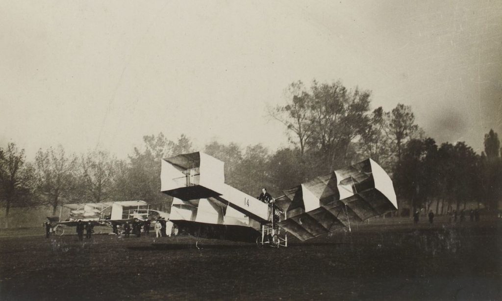Criação de Santos Dumont, o 14-Bis decolou pela primeira vez em 23 de outubro de 1906 | Foto: Jules Beau/Domínio Público