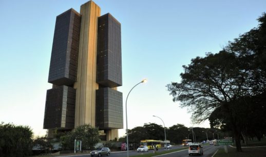Fachada do Banco Central do Brasil, em Brasília, com céu azul ao fundo, local onde é definido o patamar da taxa Selic