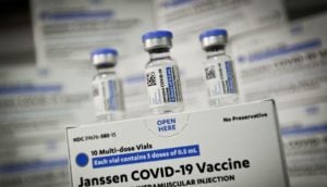 Caixa com três doses da vacina da Janssen contra a covid-19