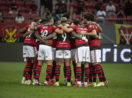 Jogadores do Flamengo reunidos em roda no meio do gramado