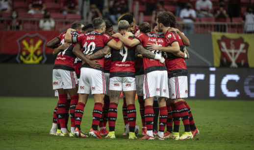 Jogadores do Flamengo reunidos em roda no meio do gramado