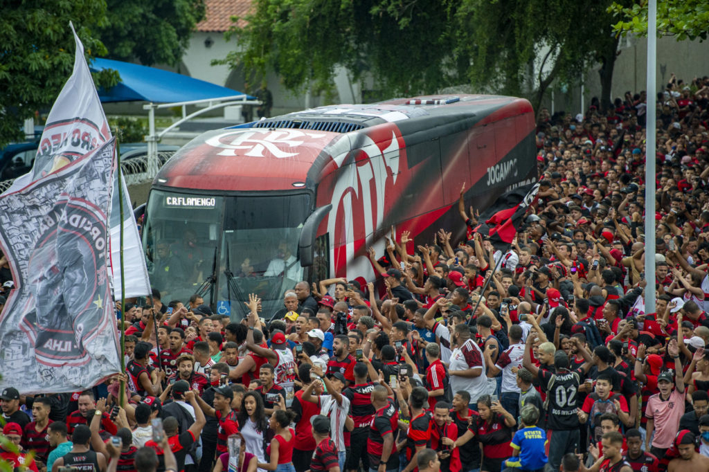 Torcedores do Flamengo acompanham ônibus do clube com destino à Montevidéu, onde acontecerá a final da Libertadores | Foto: Marcos Cortes/Flamengo