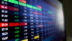 Tela de mercado financeiro com índice de ações, alusivo aos papéis recomendados para investir em novembro