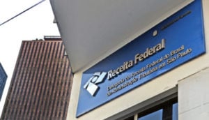Fachada da receita Federal do Brasil com destaque para o letreiro, onde é registrada a arrecadação federal com impostos de outubro