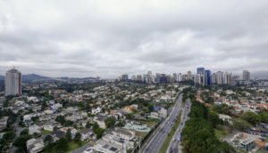 Aérea da cidade de Barueri, a cidade mais competitiva do Brasil, em dia nublado, com casas e prédios
