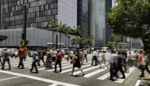 Pessoas atravessando a Avenida Paulista, em São Paulo, Brasil, onde casos de covid-19 têm caído