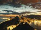 Vista aérea do Rio de Janeiro iluminado à noite
