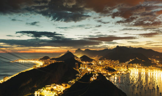 Vista aérea do Rio de Janeiro iluminado à noite