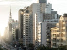 Prédios iluminados a tarde na Avenida Paulista, em São Paulo, alusivo ao crédito imobiliário com recursos da poupança