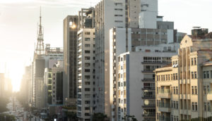 Prédios iluminados a tarde na Avenida Paulista, em São Paulo, alusivo ao crédito imobiliário com recursos da poupança