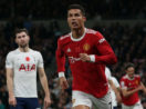 Cristiano Ronaldo correndo com a língua para a fora da boca para comemorar gol em jogo do Manchester United contra o Tottenham
